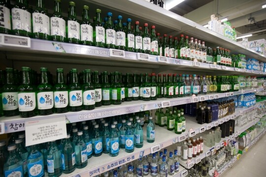 술병에 표기되는 음주의 건강상 위험과 음주운전에 대한 경고 문구 크기가 2025년 9월부터 확대된다. 서울시내의 한 대형마트 주류매장에 소주가 진열돼 있는 모습. 사진=이종현 기자