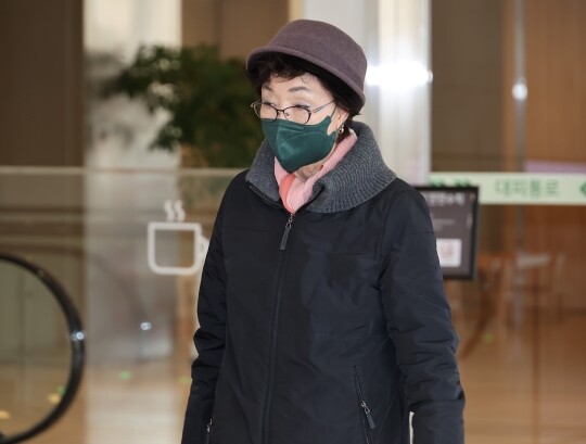 11월 11일 서울 광화문 KT빌딩에 마련된 김건희특검 사무실에 피의자 신분으로 출석하고 있는 김건희 여사 모친 최은순 씨(79) 모습. 사진=임준선 기자