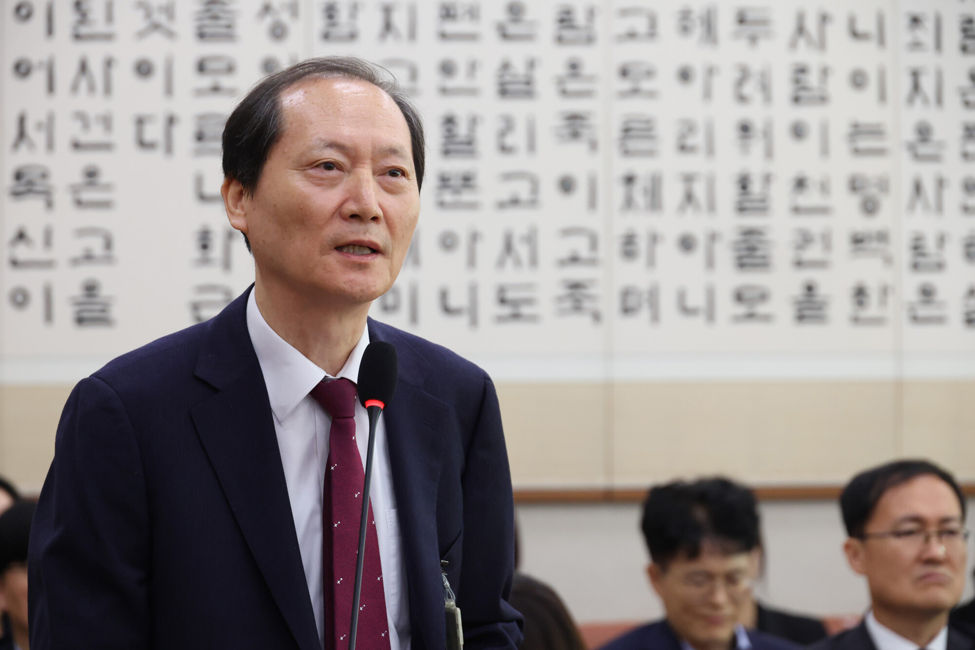 이완규 전 법제처장이 24일 국회 법제사법위원회에서 열린 법제처에 대한 국정감사에서 증인 선서 거부 의사를 밝히고 있다.  사진=박은숙 기자