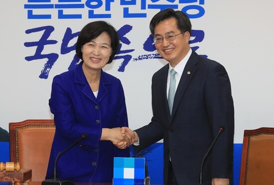 2017년 민주당 대표였던 추미애 의원과 문재인 정부 경제부총리였던 김동연 경기도지사가 악수하고 있다. 사진=연합뉴스