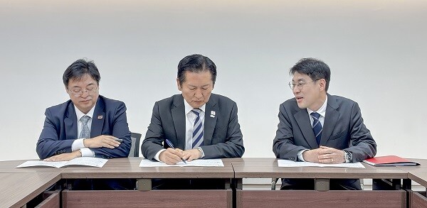 19일 김정기 대구시장 권한대행이 더불어민주당 정청래 당대표에게 대구 현안을 두고 건의를 하고 있다. 사진=대구시 제공