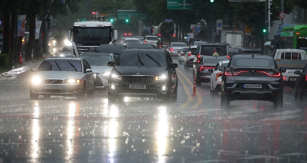 수익성 악화된 손해보험사 업계가 보험료 인상에 나설지 주목된다. 강한 비가 내리는 도로에서 차량들이 이동하고 있는 모습으로 기사의 특정 내용과 관련없음. 사진=임준선 기자