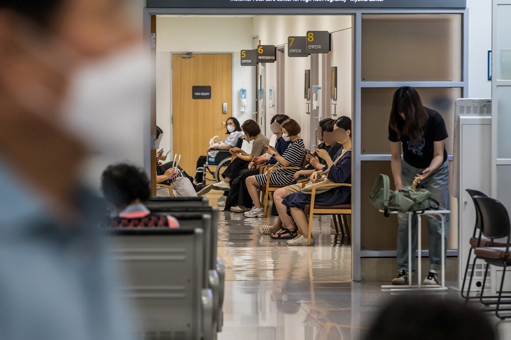 서울 소재 한 대학병원에서 환자들이 진료 대기하는 모습으로 기사의 특정 내용과 관련없음. 사진=최준필 기자