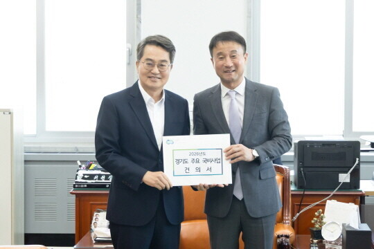 김동연 지사가 17일 국회 한병도 예결위원장을 만나 경기도 국비사업 건의서를 전달하며 일산대교 무료화를 위한 국비 200억 원을 요청했다. 사진=경기도