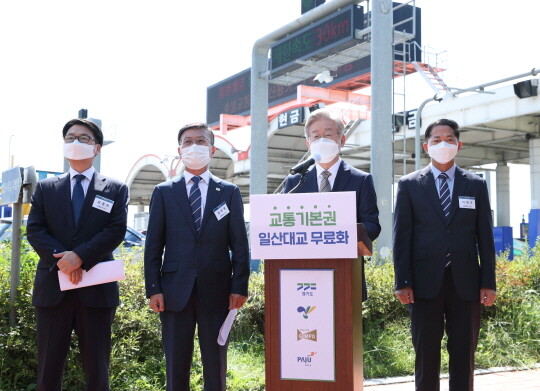 2021년 9월 3일 이재명 경기도지사가 일산대교에서 경기도민의 교통기본권 회복과 일산대교 통행료 무료화를 위한 공익처분 계획을 발표하고 있다. 사진=경기도