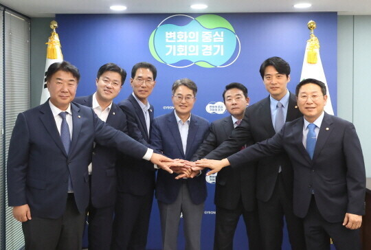 지난 10월 2일 김동연 경기도지사가 고양-파주-김포시가 지역구인 더불어민주당 박정, 한준호, 김주영, 박상혁, 김영환, 이기헌 의원과 만나 일산대교 무료화 방안을 제시했다. 사진=경기도