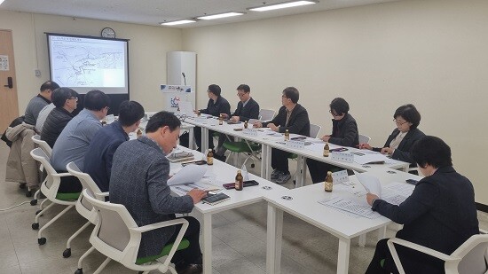 안양시가 18일 시청 회의실에서 열수송관 파열 재발 장지를 위한 대책회의를 개최하고 있다. 사진=안양시 제공