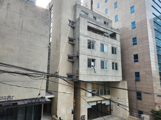 한국자산관리공사(캠코)가 2008년 개발한 임대형주택 ‘나라키움 논현A 주택’은 2024년 1월 126억 원에 매각됐다. 이 주택은 서울 지하철 신사역에서 약 200m 거리 초역세권에 있다. 사진=남경식 기자