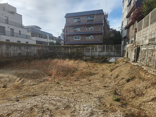 국유 부동산이었다가 2023년 10월 매각된 서울 서초구 반포동 한 주택이 있었던 부지. 감정평가액이 192억 원이었지만 64%에 불과한 123억 원에 매각됐다. 현재는 건물을 헐고 빈 땅만 남은 상태다. 사진=남경식 기자