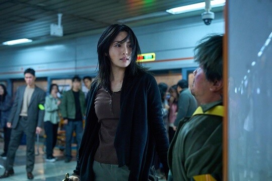 나나 흉기 강도 사건은 여배우가 모친과 함께 흉기를 들고 집에 침입한 강도를 제압했다는 점에서 특히 화제다. 이 과정에서 나나가 특공무술 공인 4단 보유자라고 알려지기도 했다. 사진=영화 ‘전지적 독자시점’ 스틸컷