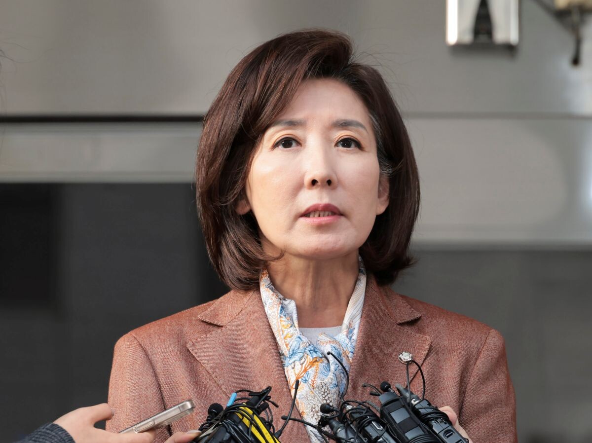 나경원 의원이 20일 서울남부지방법원에서 열린 ‘국회 패스트트랙 충돌’ 1심 선고 공판을 마친 후 취재진 앞에서 입장을 밝히고 있다. 사진=박정훈 기자