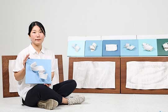 도예를 전공한 성주영 작가는 도자 기법을 응용해 새로운 현대 회화를 만들어냈다. 사진=박정훈 기자