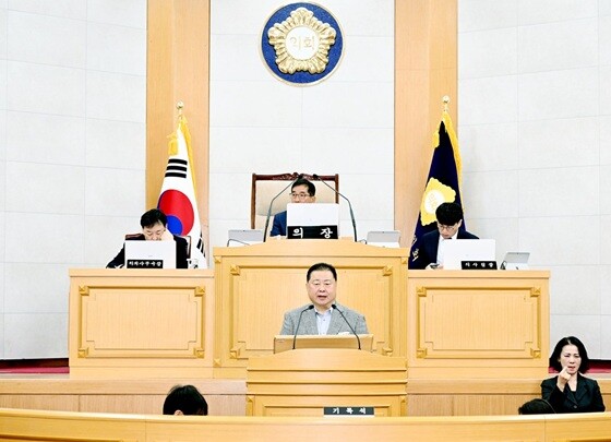 김경일 파주시장이 파주시의회 본회의장에서 2026년 시정운영 방향을 밝히며 기본사회 선도도시, 100만 자족도시 진입, 문화·생태 휴양도시 조성 등 내년도 3대 시정 목표를 제시하고 있다. 사진=파주시 제공