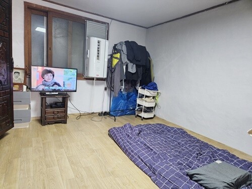 양평로타리클럽 회원들의 손길로 도배와 장판이 새단장되며, 어르신의 집이 한층 밝고 깨끗한 모습으로 바뀌었다. 사진=양평로타리클럽 제공