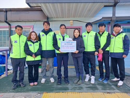 지난 14일 양평로타리클럽이 ‘로뎀의 집’에 김장비 50만원을 지원하며 따뜻한 나눔을 실천하고 있다. 사진=양평로타리클럽 제공