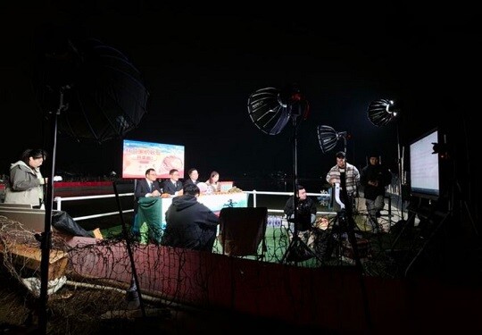 판사들이 직접 라이브 방송을 하고 있다. 사진=SNS 캡처