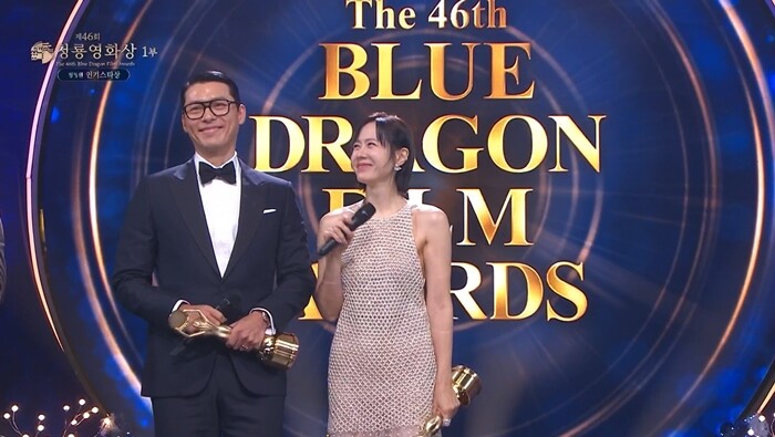 현빈과 손예진은 둘 다 인기상을 받아 함께 무대에 올라 각자 트로피를 들고 있는 투샷을 만들어 내기도 했다. 사진=KBS 청룡영화상 생중계 영상 캡처