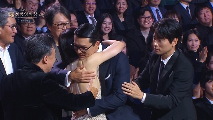 남우주연상 수상자로 호명된 뒤 현빈은 손예진을 포옹했다. 사진=KBS 청룡영화상 생중계 영상 캡처