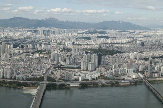 서울 송파구 서울스카이 전망대에서 바라본 서울 아파트 단지. 사진=박정훈 기자