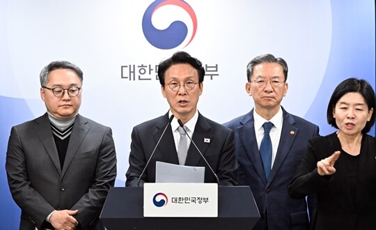 김민석 국무총리가 11월 18일 서울 종로구 정부서울청사에서 론스타 ISDS 취소위원회의 한국 정부 승소 결정과 관련해 브리핑을 하고 있다. 사진=임준선 기자