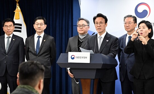 김민석 국무총리가 11월 18일 서울 종로구 정부서울청사에서 론스타 ISDS 취소위원회의 한국 정부 승소 결정과 관련해 브리핑을 하고 있다. 사진=임준선 기자