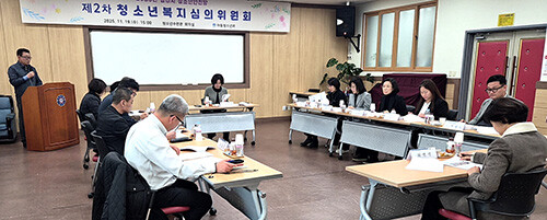 경주시가 지난 19일 2025년 청소년안전망 제2차 청소년복지심의위원회를 열고 위기청소년 지원 강화를 위한 민관협력 방안을 논의하고 있다. 사진=경주시 제공