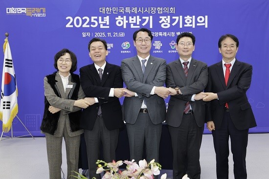 왼쪽부터 정숙이 창원특례시 자치행정국장, 이재준 수원특례시장, 정명근 화성특례시장, 이상일 용인특례시장, 이동환 고양특례시장. 사진=화성특례시 제공
