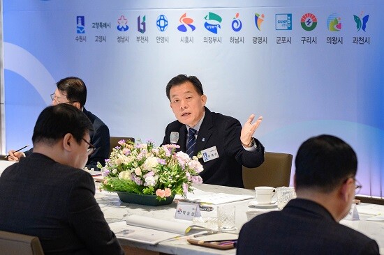 이재준 수원특례시장이 20일 과밀억제권역 자치단체 공동대응협의회 정기회의에서 인사말을 하고 있다. 사진=수원특례시 제공