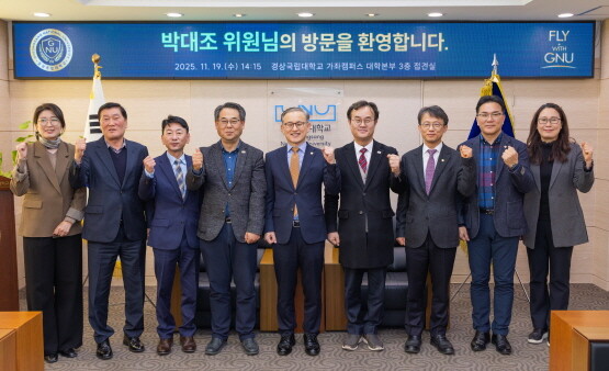 경상국립대학교는 11월 19일 총장 접견실에서 국가AI전략위원회 박대조 자문위원과 간담회를 개최했다. 사진=경상국립대 제공