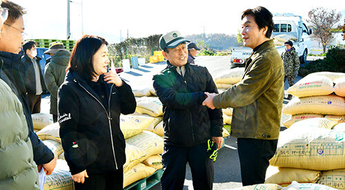 조현일 시장이 공공비축미곡 매입 현장에서 관계자들을 격려하고 있다. 사진=경산시 제공