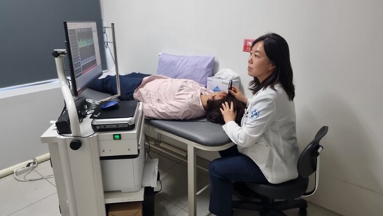 온병원 뇌신경센터 배효진 과장의 진료 장면. 사진=온병원 제공