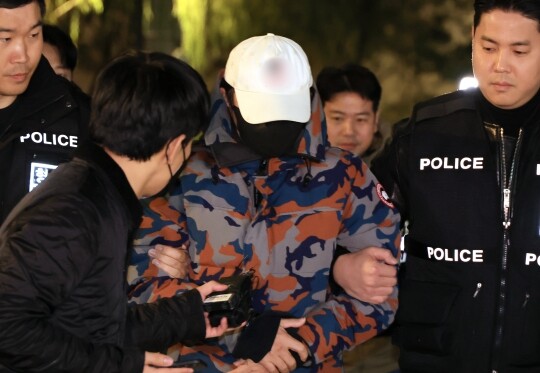 압수수색 과정에서 도주한 도이치모터스 주가조작 사건 공범이 20일 충주시 소재 휴게소에서 체포, 서울 광화문 김건희특검 조사실로 압송되고 있다.  사진=연합뉴스