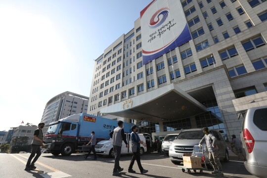 대통령 집무실의 청와대 복귀가 추진되면서, 용산 대통령실 건물을 청사로 쓰던 국방부도 복귀할 준비에 나섰다. 2022년 5월 윤석열 전 대통령의 '대통령실 이전' 방침에 따라 용산 국방부 청사 앞에서 공사 및 이사 관계자들이 막바지 준비를 하고 있는 모습. 사진=인수위사진기자단