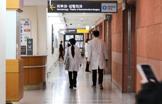 2026년 2월 시행되는 전문의 시험 응시자가 올해의 4배 수준으로 늘어나게 됐다. 서울시내 한 대학병원에서 의료진이 이동하고 있는 모습. 사진=박정훈 기자