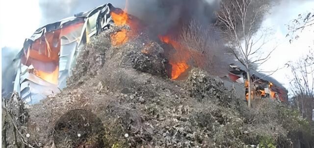 11월 23일 경기 안성시 원곡면의 한 공장에서 불길이 치솟고 있는 모습. 사진=경기도소방재난본부 제공