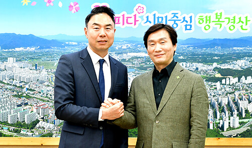 조현일 시장(오른쪽)과 정지영 현대백화점 사장이 환담 후 기념촬영을 하고 있다. 사진=경산시 제공
