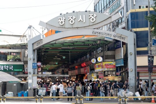 최근 '바가지 논란'이 불거진 광장시장 내 일반 점포 상인들이 노점들을 상대로 손해배송을 청구하려고 했다가 철회한 것으로 확인됐다. 사진=박정훈 기자
