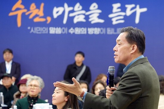 이재준 수원특례시장이 17일 세류1동 새빛만남에서 주민들과 소통하고 있다. 사진=수원특례시 제공