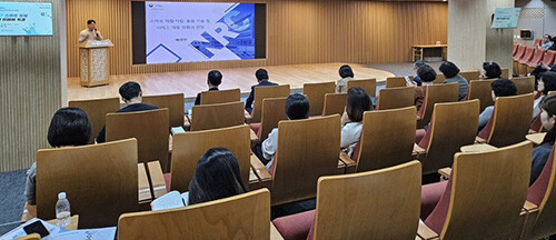 경북도가 저출산과 고령화라는 인구구조 변화에 대응하기 위해 24일 'AI 기반 스마트 돌봄 전문가 릴레이 특강'을 진행하고 있다. 사진=경북도 제공