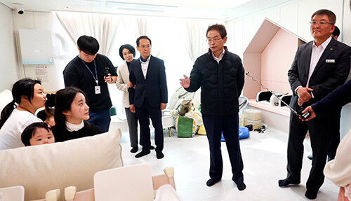 24일 이철우 지사가 도청신도시에 설치된 0세 특화반을 방문해 운영 현황을 살피고 있다. 사진=경북도 제공