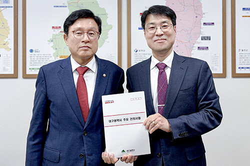 24일 김정기 대구시장 권한대행이 박형수 예결위 간사와 면담을 마치고 기념촬영을 하고 있다. 사진=대구시 제공