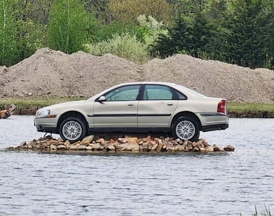 미국 시카고 남서쪽에 위치한 오타와 인근의 한 인공 호수에는 볼보 세단 한 대만 놓여진 '볼보 아일랜드'가 있다. 사진=인스타그램 캡처