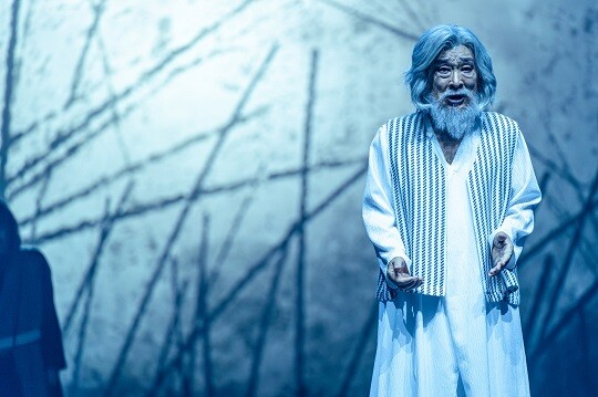 개국 드라마 '나도 인간이 되련다'로 고 이순재와 함께 한 KBS는 고인을 기리기 위해 11월 25일과 26일 밤 '추모특선 국민배우 이순재' 특별편성에 나섰다. 사진은 2023년 연극 '리어왕'을 공연 중인 이순재. 사진=더웨이브 제공