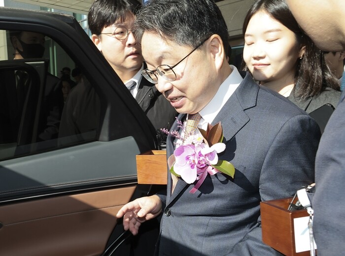 대장동 항소 포기 논란으로 사의를 표명한 노만석 전 검찰총장 직무대행이 11월 14일 서울 서초구 대검찰청에서 퇴임식을 마치고 청사를 나오고 있다. 사진=박정훈 기자