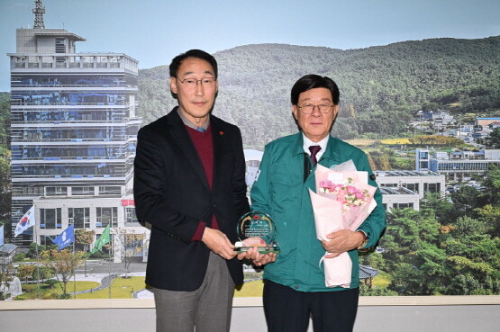 노영진 국민건강보험공단 기장지사장(좌측)이 정종복 기장군수(우측)에게 감사패를 전달하고 있다. 사진=기장군 제공