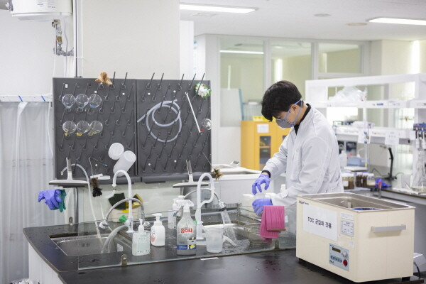공단 환경연구소 학습공동체 직원이 연구 실험을 하고 있다. 사진=인천환경공단 제공