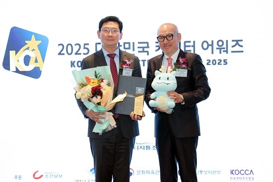 이상일 용인특례시장이 25일 2025 대한민국 캐릭터 어워즈에서 대상을 받은 뒤 기념촬영하고 있다. 사진=용인특례시 제공
