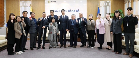 김진경 경기도의장이 25일 경기도장애인복지단체연합회 단체들과 정담회를 가진 뒤 기념촬영하고 있다. 사진=경기도의회 제공