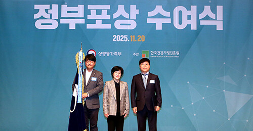 사진 중앙 원민경 성평등가족부 장관, 오른쪽 구미시 박노돈 미래교육돌봄국 국장, 왼쪽 이성민 구미시 주무관. 사진=구미시 제공