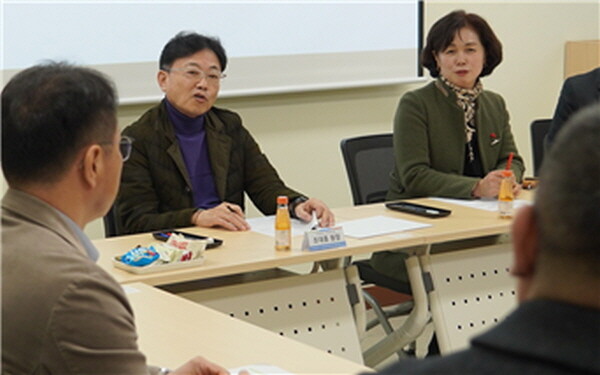 조대흥 인천시사회서비스원장(가운데)이 25일 인천시립장애인생산품판매시설 종사자들과 간담회를 하고 있다. 사진=인천시사회서비스원 제공